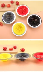 Vista dettagliata del colino per lavello in cucina in silicone con bordo in acciaio.