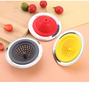 Dettaglio colino per lavello da cucina in silicone e acciaio, filtro scarico colorato.