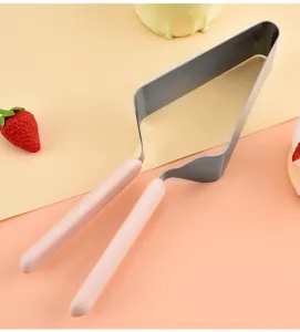 Cortador de pastel de acero inoxidable con mango rosa para repostería y fiestas.