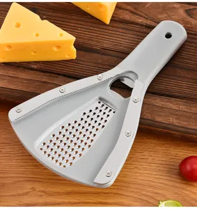 Vue détaillée d'un outil de cuisine multifonctionnel avec râpe et décapsuleur.