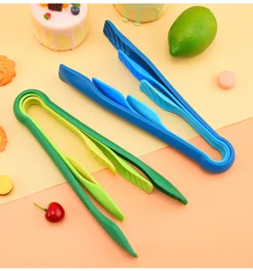 Vista dettagliata del set di pinze alimentari in plastica blu e verde, ideali per la cucina.