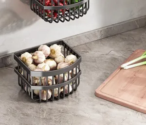 Cesta organizadora de cocina en color gris oscuro con detalle de ajos frescos dentro.
