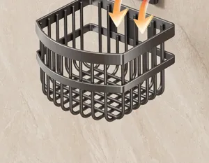 Primer plano de la cesta de almacenamiento de cocina de pared, diseño de malla con soporte.