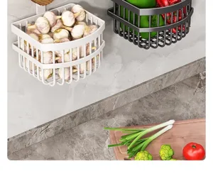 Detalle de la cesta de almacenamiento colgante de pared para ajo y verduras ventilada.