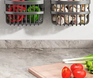 Cesta de almacenamiento de pared para cocina gris metálica para ajo cebolla vista detallada