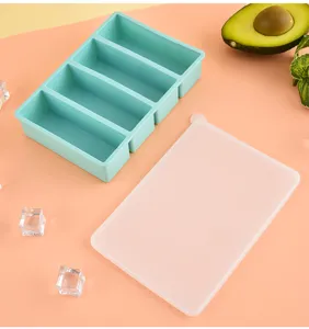 Dettaglio di vaschetta per ghiaccio in silicone, stampo a 4 scomparti con coperchio.