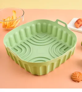 Detailansicht des großen quadratischen Silikon-Heißluftfritteusen-Körbs mit Rillen.
