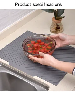 Vue détaillée du tapis d'égouttage en silicone gris avec rainures près de l'évier.