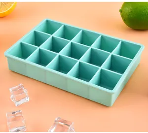 Vista dettaglio del vassoio per cubetti di ghiaccio in silicone a 15 griglie, stampo flessibile.