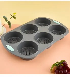 Graue 6-Loch Silikon Backform mit Ablaufloch und Griffen für Muffins und Kuchen.