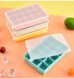 Stampo per cubetti di ghiaccio in silicone con coperchio, griglia quadrata per alimenti.