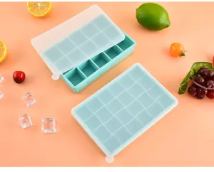 Dettaglio stampo per ghiaccio in silicone con struttura a griglia e coperchio cucina