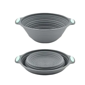 Cesta plegable de silicona para fermentar pan y molde de horno gris con asas verdes de cocina.