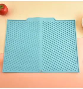 Tapis de séchage de cuisine en silicone bleu pour vaisselle et légumes, résistant à la chaleur.