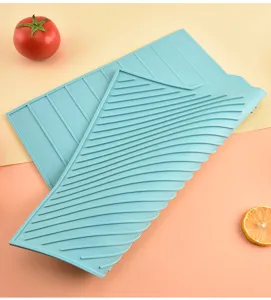 Detail du tapis de sechage en silicone, egouttoir de cuisine flexible pour tasses, bols et fruits.