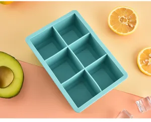Detailansicht einer blauen Silikon-Eiswürfelform mit sechs Fächern und Fruchtdeko.