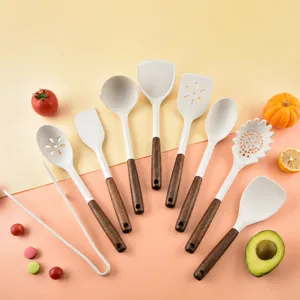 Set de 9 utensilios de cocina de silicona con mangos de madera, resistentes al calor.