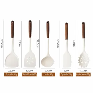 Set de utensilios de cocina de silicona con mangos de madera, espátulas y cucharas resistentes.