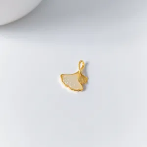 Squisito ciondolo foglia di ginkgo in argento sterling giada bianca gioielli minimal.