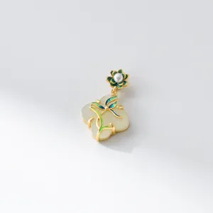 Primo piano dettagliato del ciondolo a trifoglio in argento S925 e giada bianca con perla.