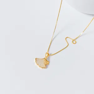 Elegante collana con ciondolo a foglia di ginkgo in argento S925 e giada bianca chic