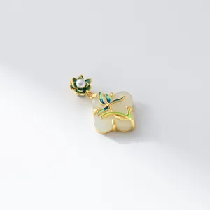 Squisito scatto di dettaglio del ciondolo in argento S925 giada bianca Hetian e perla con smalto.