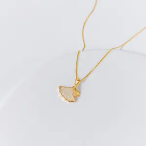 Vista dettagliata della collana con ciondolo a foglia di ginkgo dalla finitura elegante.