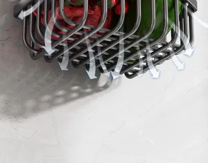 Detalle de cesta de almacenamiento de cocina, estante colgante de metal con flujo de aire.