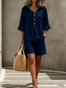Close-up van de casual linnen tweedelige outfit met knooptop en bijpassende korte broek.