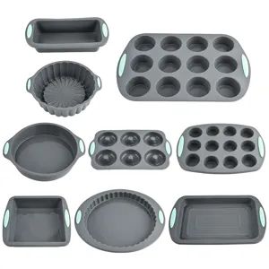 Set di stampi da forno in silicone grigio con manici verdi per pane e torte.