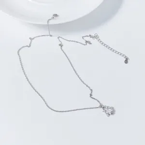 Nahaufnahme der Sterling Silber Stern Schneeflocke Anhänger Halskette mit Zirkonia.