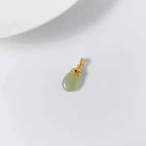 Vista detallada del elegante colgante de jade verde en forma de gota con montura de plata.