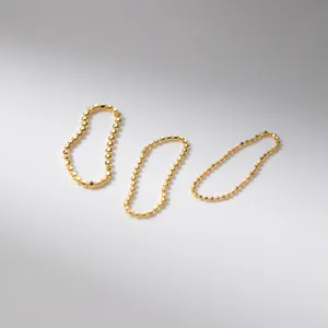 Detailansicht exquisite minimalistische goldene Perlenringe, schickes Modedesign.