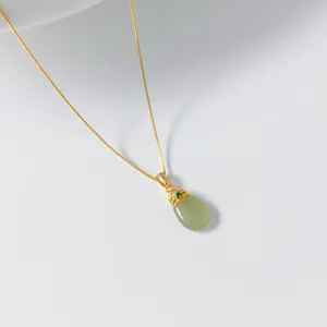 Primer plano detallado del elegante collar con colgante de gota de jade verde S925.