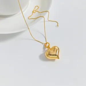 Collana con ciondolo a cuore bombato dorato catena clavicolare minimalista chic