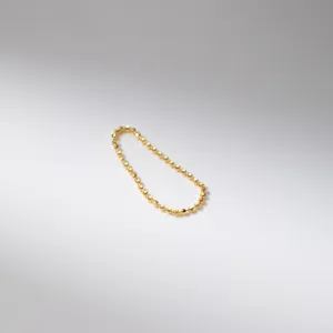 Exquisites Detailbild eines filigranen 925 Silber Perlenrings, minimalistischer eleganter Schmuck.
