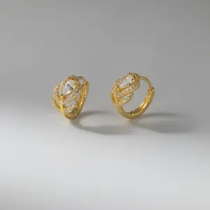 Exquisite kleine pavé gefasste hohle feder-wassertropfen ohrringe detailaufnahme nahansicht.