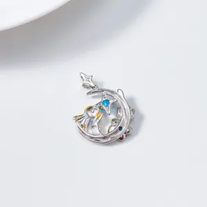 Gros plan détaillé du pendentif lapin et lune en argent S925 avec une pierre précieuse de topaz.