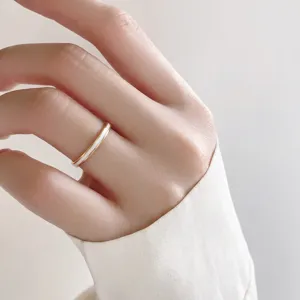 Gros plan détaillé de la bague fine en argent sterling incrustée de blanc minimaliste.