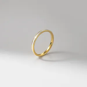 Bague dorée minimaliste avec incrustation blanche, bijou élégant pour le quotidien.