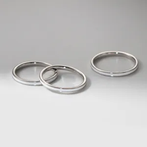Vue détaillée de bagues en argent minimalistes avec insert blanc, bijoux élégants.