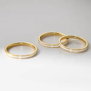 Bague fine dorée minimaliste en argent S925 avec incrustation émail blanc quotidien