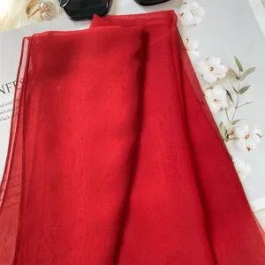 Sciarpa in seta sintetica tinta unita leggera traspirante rossa elegante protezione solare.
