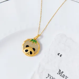Vue détaillée du pendentif panda en jade Hetian argent S925, style rétro élégant.