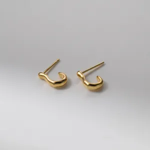 Orecchini a lobo irregolari a J in argento S925, dorati, minimalisti, dettaglio chic.