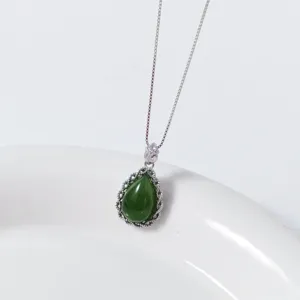 Elegante collana con ciondolo a goccia in giada verde argento S925 dettaglio, minimalista.