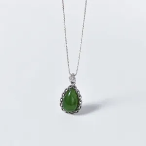 Collana con ciondolo goccia giada verde argento S925 dettaglio gioiello elegante