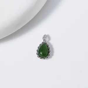 Splendido ciondolo goccia giada verde argento S925 gioielli vista dettagli eleganza