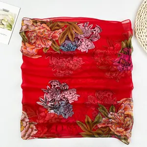 Roter Blumen-Chiffon-Schal Detail mit eleganter Pfingstrosen-Musterung und weichem Stoff.