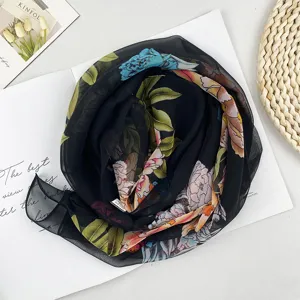 Schwarzes Seidentuch Detail, Georgette Schal mit edlem Pfingstrosen Print, Frühlings-Accessoire.